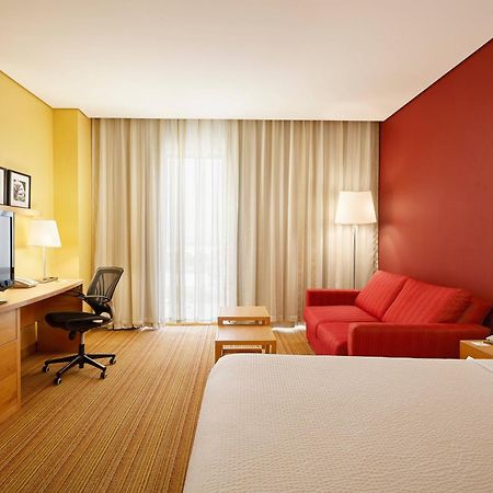 Courtyard By Marriott Leon At The Poliforum Buitenkant foto