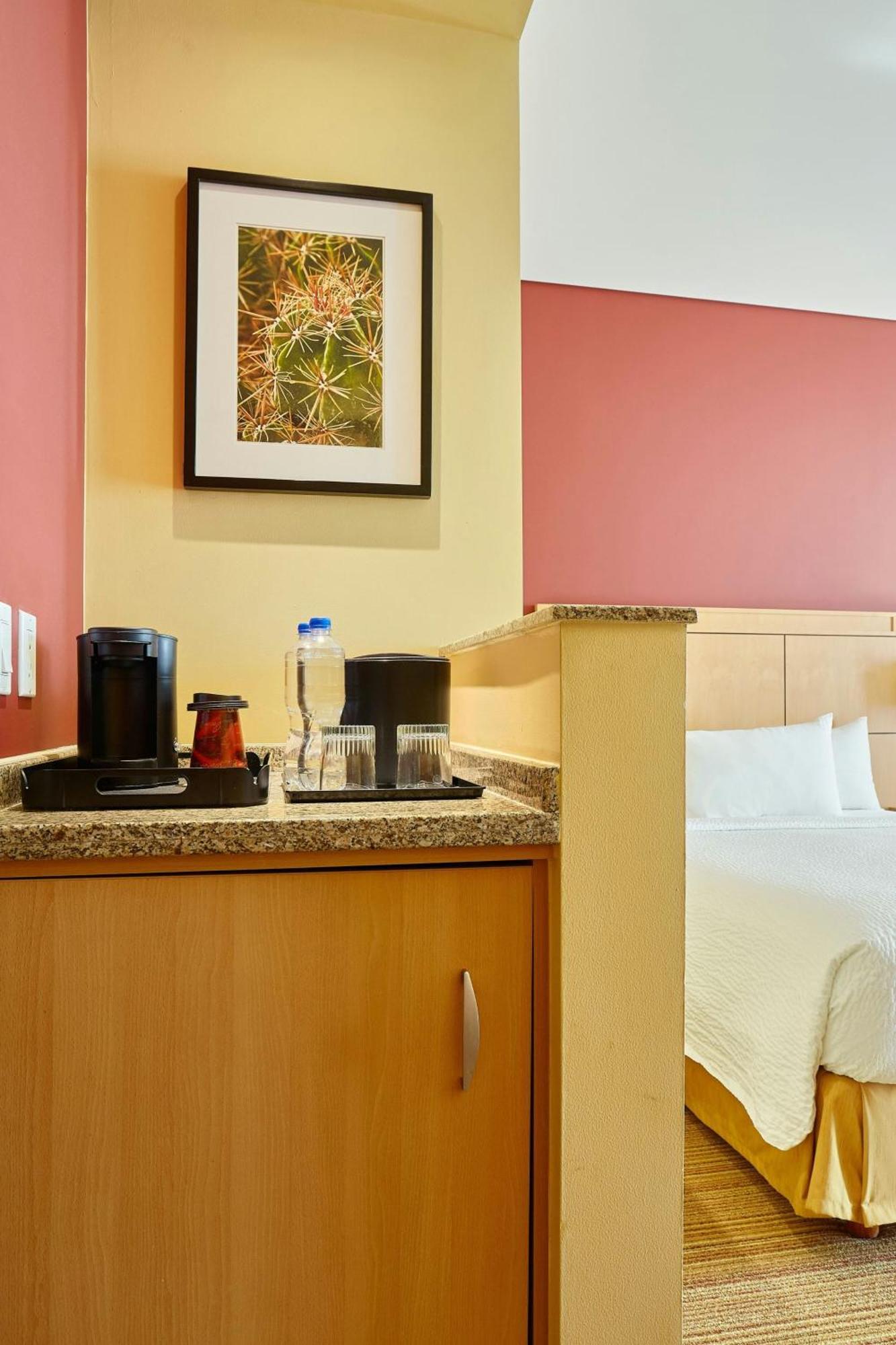 Courtyard By Marriott Leon At The Poliforum Buitenkant foto
