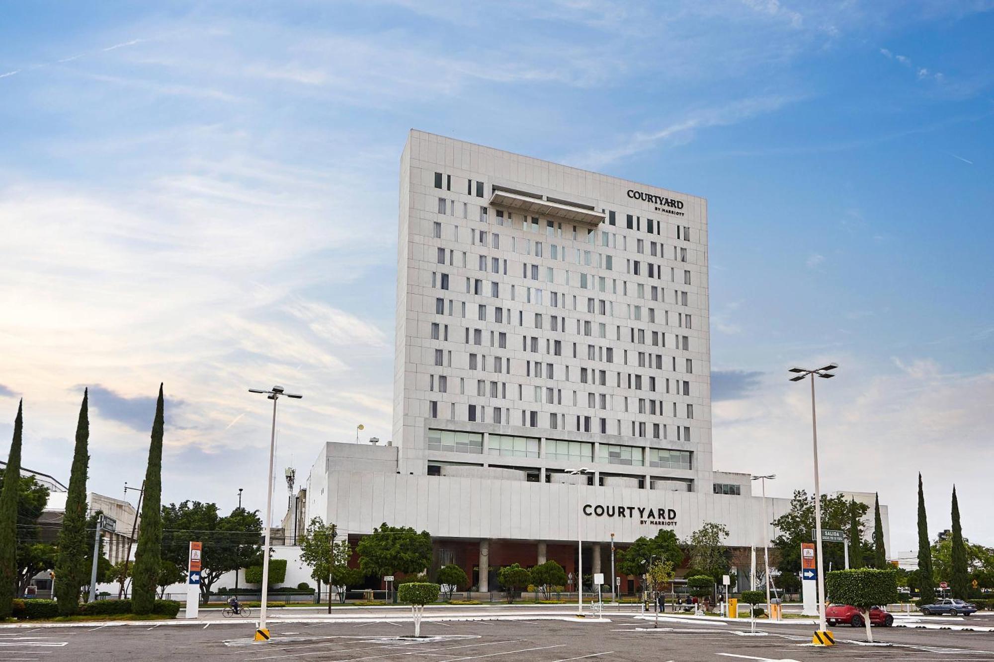 Courtyard By Marriott Leon At The Poliforum Buitenkant foto